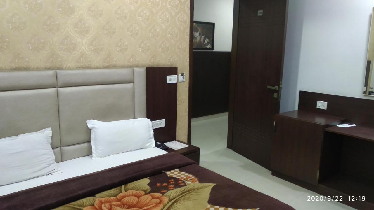 Hotel Popular Амритсар Экстерьер фото