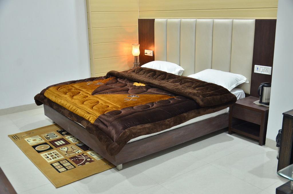 Hotel Popular Амритсар Экстерьер фото